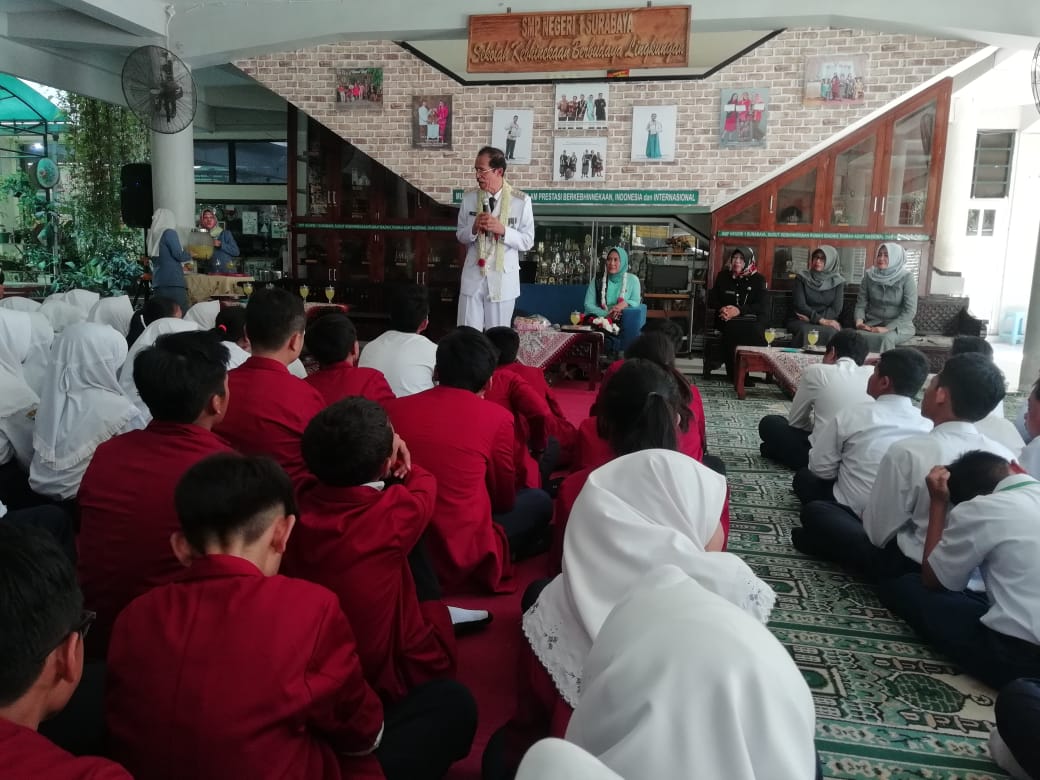 Memotivasi Anak-anak SMPN 1 Surabaya