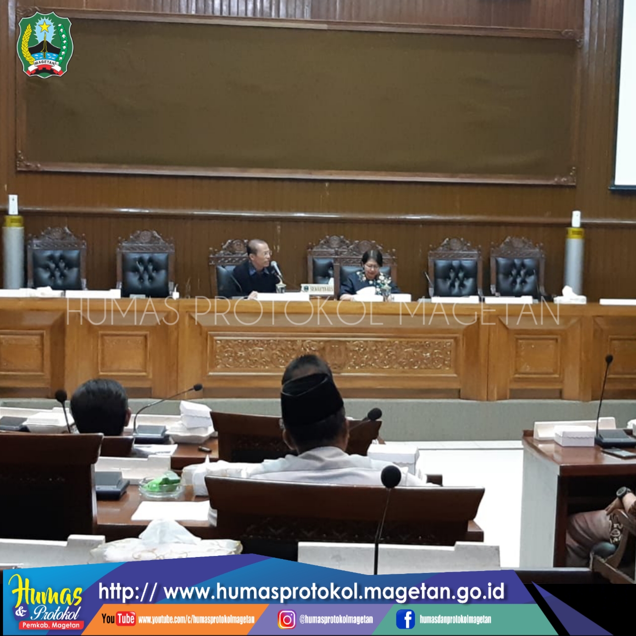 BUPATI SIMULASIKAN SISTEM E-VOTING DI HADAPAN ANGGOTA DEWAN