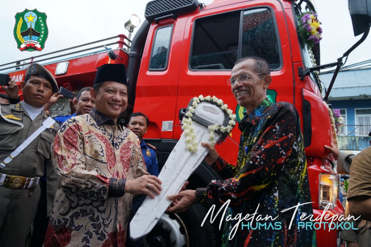 MENDAGRI TINJAU MESIN ADM DAN SERAHKAN MOBIL DAMKAR KE PEMKAB MAGETAN