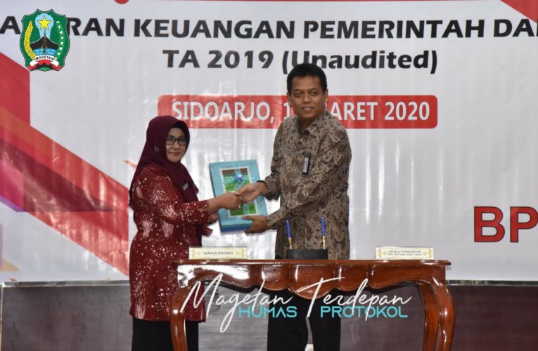 WAKIL BUPATI BUNDA NANIK SERAHKAN LKPD 2019 KE BPK