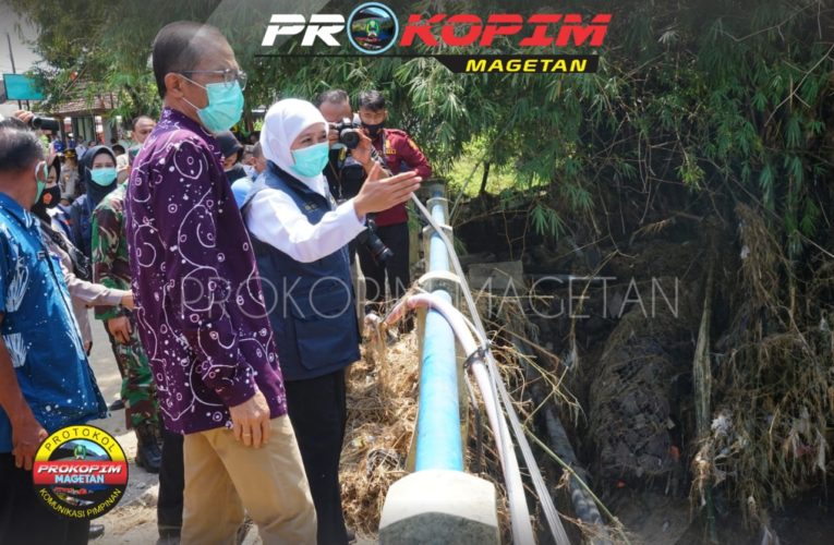 Gubernur Jawa Timur Tinjau Jembatan Ambrol Pasca Banjir Magetan .