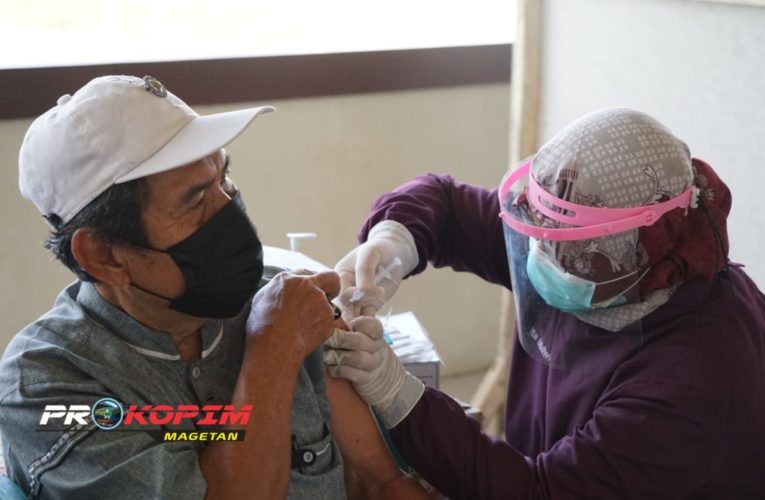 WARGA LANSIA BALEASRI LAKSANAKAN VAKSIN