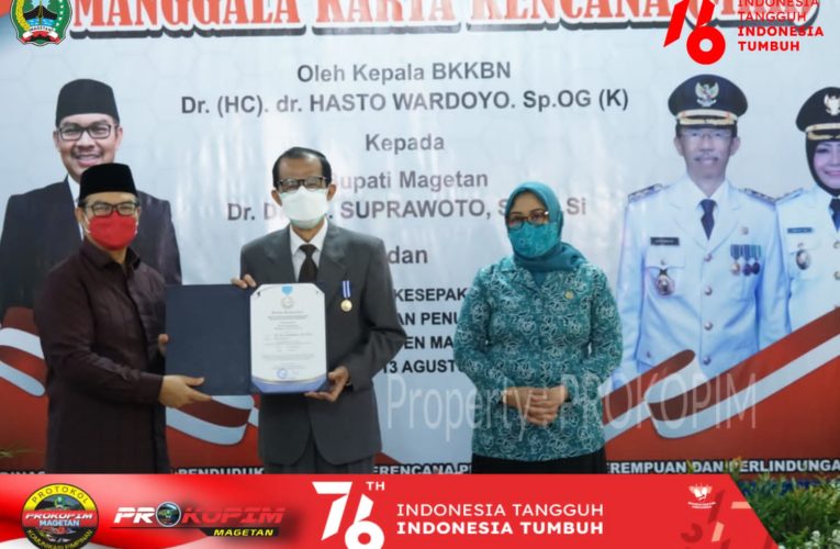 Kepala BKKBN RI Berikan Penyematan Penghargaan Manggala Karya Kencana Kepada Bupati Magetan