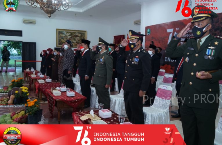 Tim Paskibraka Indonesia Tumbuh Bertugas pada Upacara Penurunan Bendera Negara Sang Merah Putih