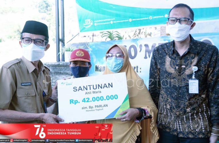 Penyerahan Simbolis Santunan Klaim Jaminan Kematian kepada Ahli Waris UMKM Kabupaten Magetan