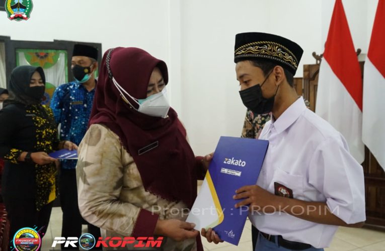 Penyerahan Beasiswa Program Orang Tua Asuh LMI