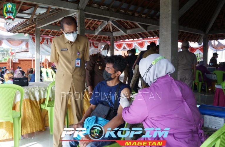 WARGA PACALAN IKUTI VAKSINASI