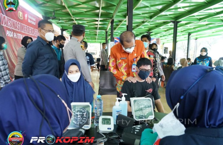 Bupati Suprawoto Tinjau Serbuan Vaksin Merdeka Di Magetan Park