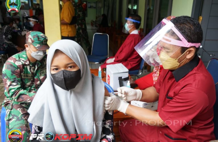 Bupati Tinjau Vaksinasi Di Kecamatan Poncol
