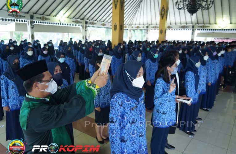PENGAMBILAN SUMPAH PENGAWAI NEGERI SIPIL (PNS) DI LINGKUNGAN PEMKAB MAGETAN