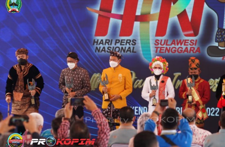Bupati Suprawoto Menerima Trofi Abyakta Anugerah Kebudayaan PWI 2022
