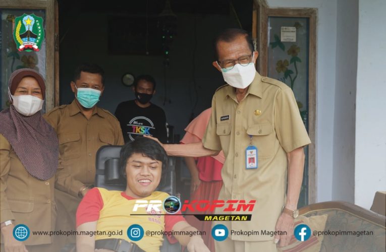 DISTRIBUSI BANTUAN KURSI RODA DI KECAMATAN KAWEDANAN