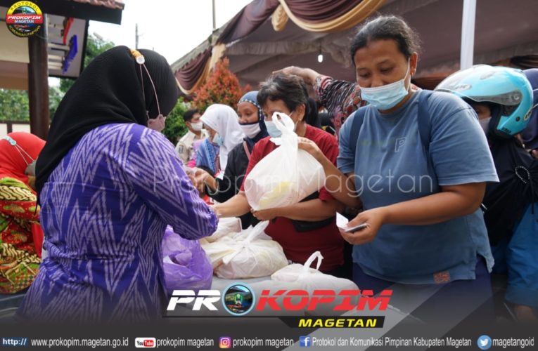 Pemprov Jatim Gelar Operasi Pasar Minyak Goreng dan Serahkan Bantuan Zakat Produktif Modal Pelaku Usaha Ultra Mikro