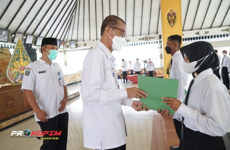 PENYERAHAN PETIKAN SK DAN PERJANJIAN KERJA PPPK GURU TAHAP II KABUPATEN MAGETAN TAHUN 2022