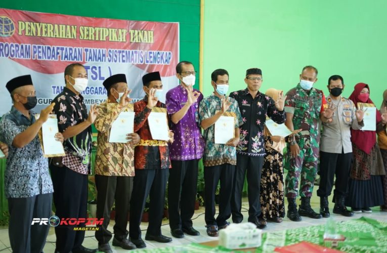 WARGA DESA NGURI TERIMA SERTIPIKAT PTSL