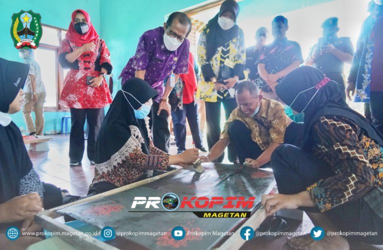 Penyerahan Bantuan Alat Pendukung Usaha Bagi Usaha Mikro