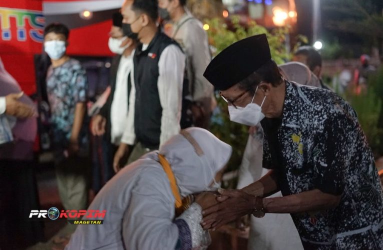 JAMAAH HAJI ASAL MAGETAN TIBA DI GOR KI MAGETI