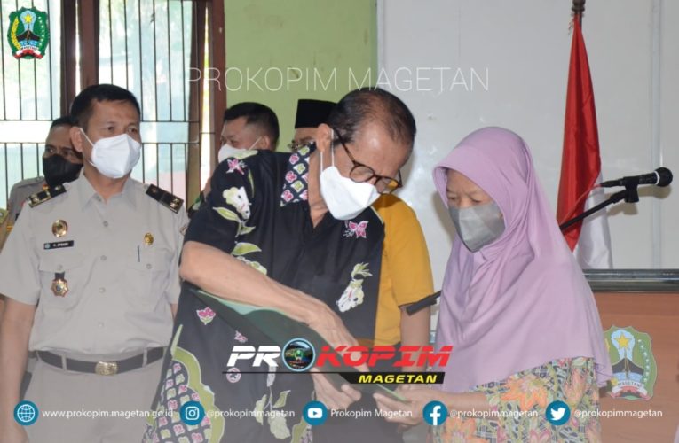 WARGA MADIGONDO TERIMA SERTIPIKAT TANAH