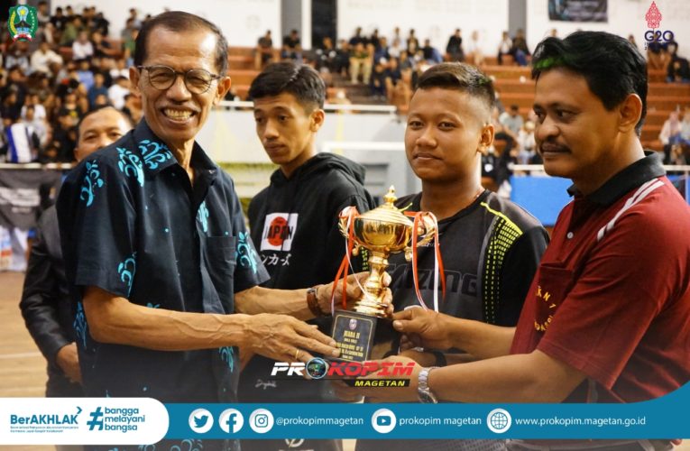 Bupati Suprawoto Serahkan Tropi Turnamen Bola Voli Piala SMASA Bupati Magetan Cup ke-14