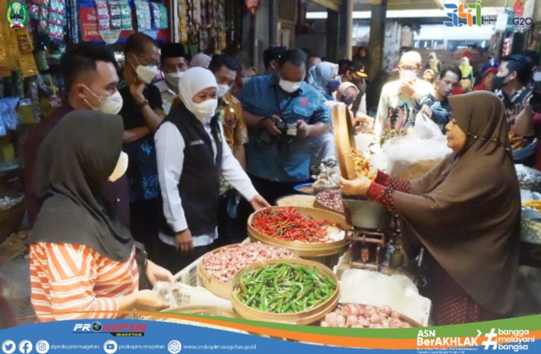 Sidak Pasar Sayur Magetan, Gubernur Khofifah Borong Komoditas Hasil Petani Magetan