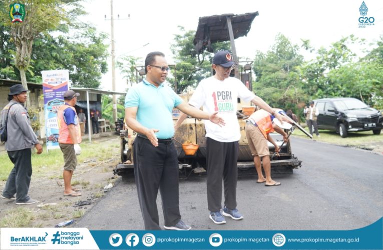 Bupati Suprawoto Tinjau Pelaksanaan Perbaikan Jalan Hotmix