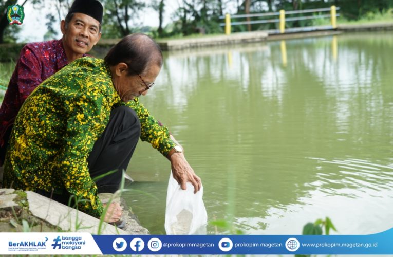 Bupati Suprawoto Tebar Benih Ikan di Embung Klumpit