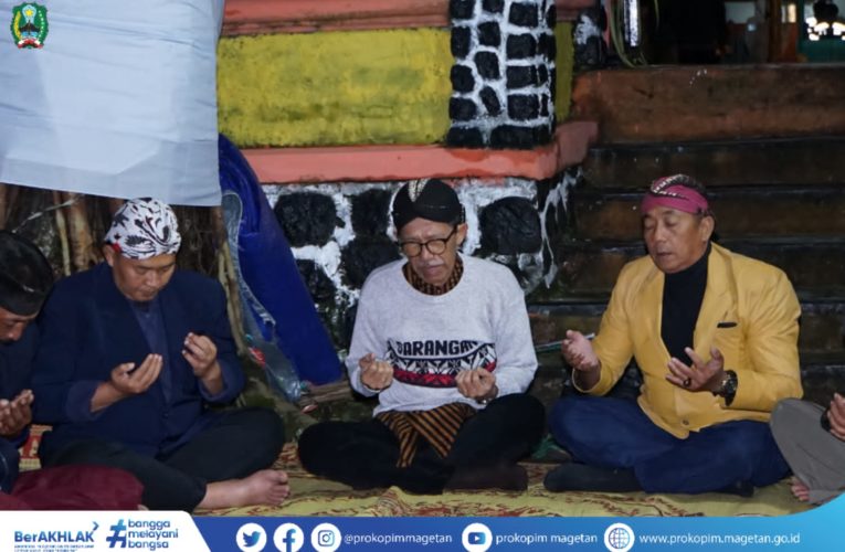 BUPATI HADIRI MALAM TIRAKATAN BERSIH DESA KELURAHAN SARANGAN