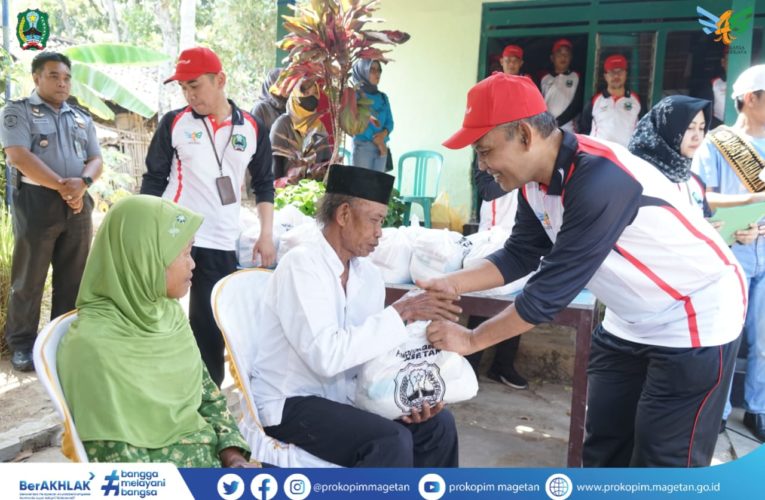 BERSAMA FORKOPIMDA, PJ BUPATI SERAHKAN BANSOS SAAT PEMBERANGKATAN NAPAK TILAS NGUPATAN