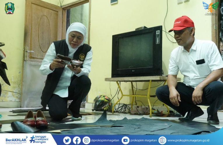 Gubernur Khofifah Borong Kerajinan Kulit Magetan.