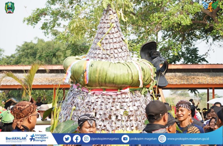 Masyarakat Berebut Jenang Candi Pada Festival Jenang Candi 2023