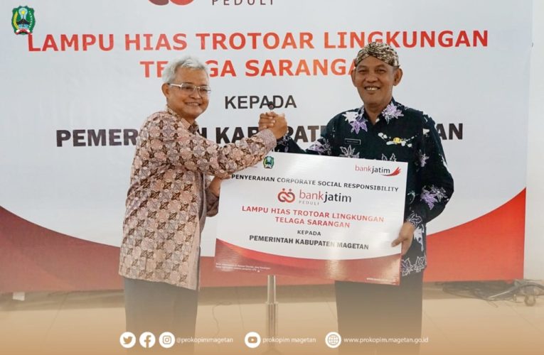 Peduli Fasilitas Publik, Bank Jatim Serahkan CSR Lampu Hias Trotoar Lingkungan Sarangan
