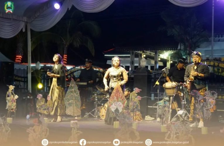 Meriah, (IKA) UNS Gelar Malam Hiburan di Selasar Pendapa Surya Graha