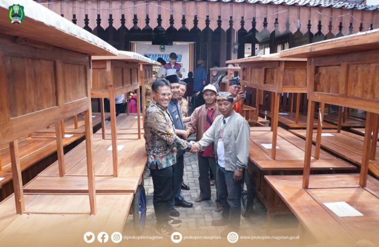 Salurkan Bantuan Gerobak untuk Pedagang Kaki Lima