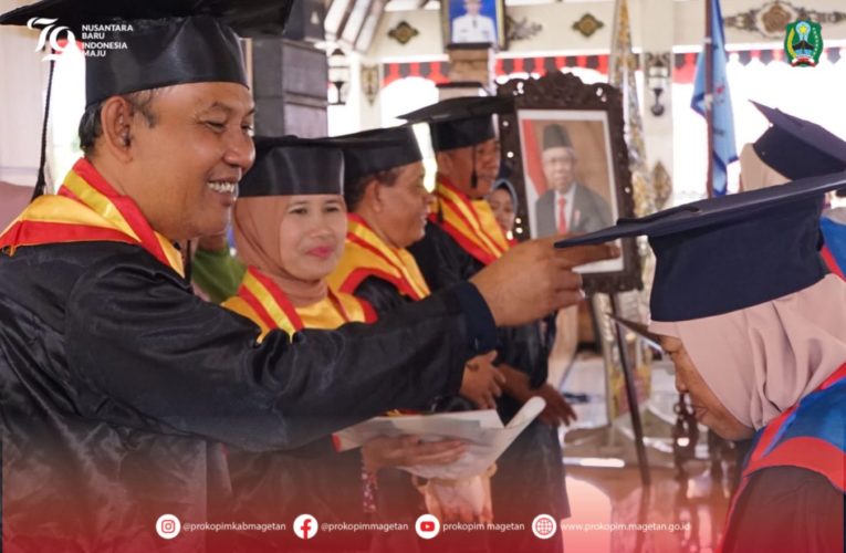 220 ORANG TUA HEBAT SE-KECAMATAN MAGETAN DIWISUDA OLEH PJ BUPATI MAGETAN