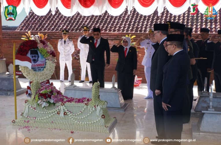 SAMBUT HUT KE 79 PROVINSI JATIM, PJ GUBERNUR JATIM ZIARAH KE MAKAM GUBERNUR SURYO