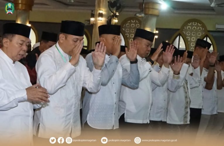 Pj Bupati Magetan Beserta Jajaran Forkopimda Sholat Idul Fitri di Masjid Baitussalam Magetan.