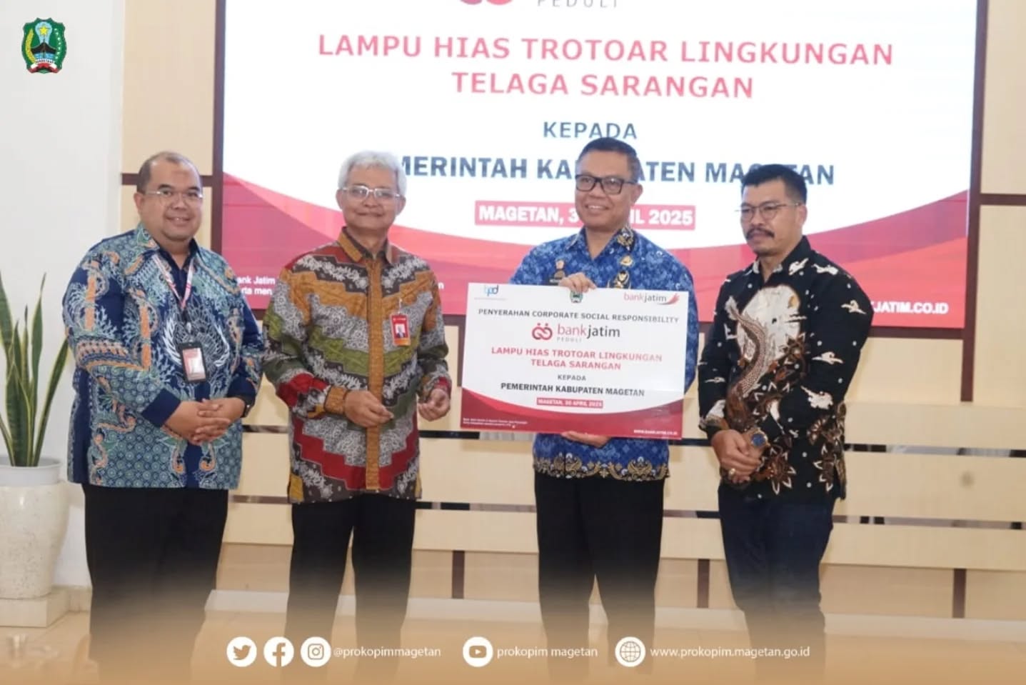 Sumbangsih Bank Jatim Berikan CSR Lampu Hias Sekitar Telaga Sarangan