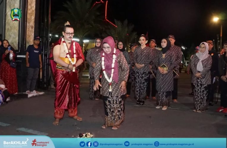 Masyarakat Magetan Begitu Antusias Rebutan Bolu Rahayu