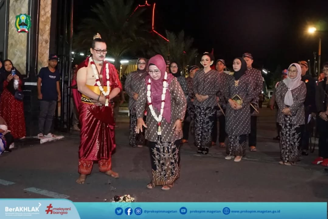 Masyarakat Magetan Begitu Antusias Rebutan Bolu Rahayu
