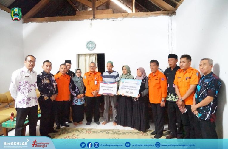 Bupati Magetan Serahkan Bantuan kepada Korban Bencana Alam Rumah Roboh di Desa Sidomulyo Sidorejo