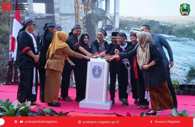 Bupati Magetan Hadiri Pemasangan Panel Kepala Merak Monumen Reog Ponorogo.