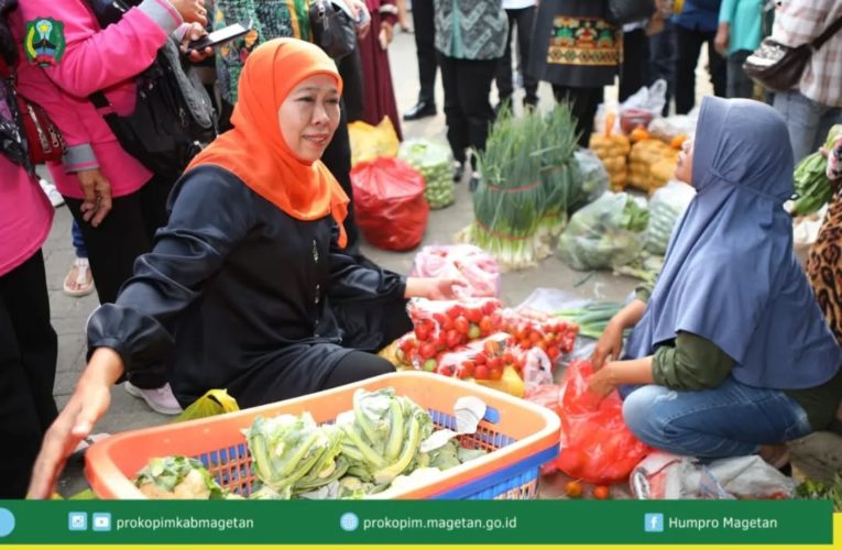 Gubernur Khofifah Borong Sayuran di Pasar Plaosan