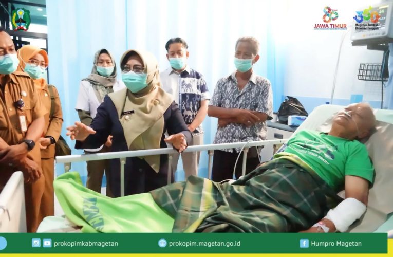 Bupati Magetan Menjenguk Pasutri Lansia Korban Ledakan Tabung Gas LPG