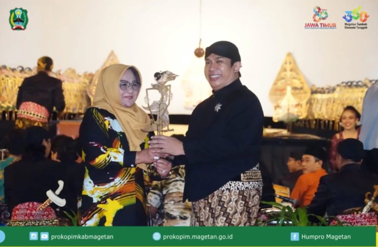 RIBUAN WARGA PADATI ALUN-ALUN SAKSIKAN WAYANG KULIT KI BAYU AJI DI MALAM RESEPSI HARI JADI KE-350 MAGETAN