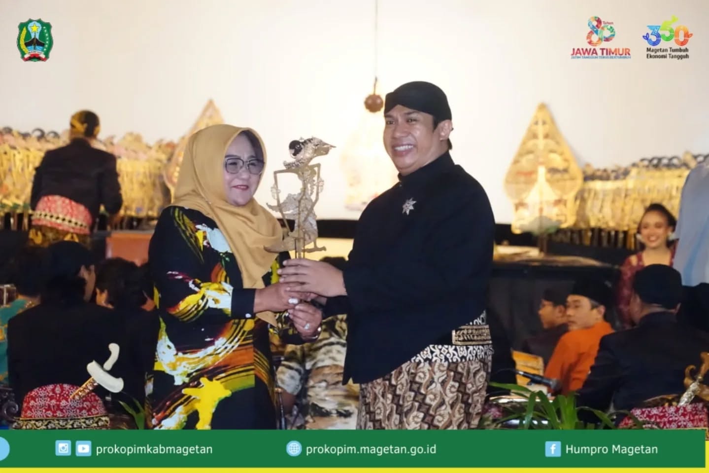 RIBUAN WARGA PADATI ALUN-ALUN SAKSIKAN WAYANG KULIT KI BAYU AJI DI MALAM RESEPSI HARI JADI KE-350 MAGETAN