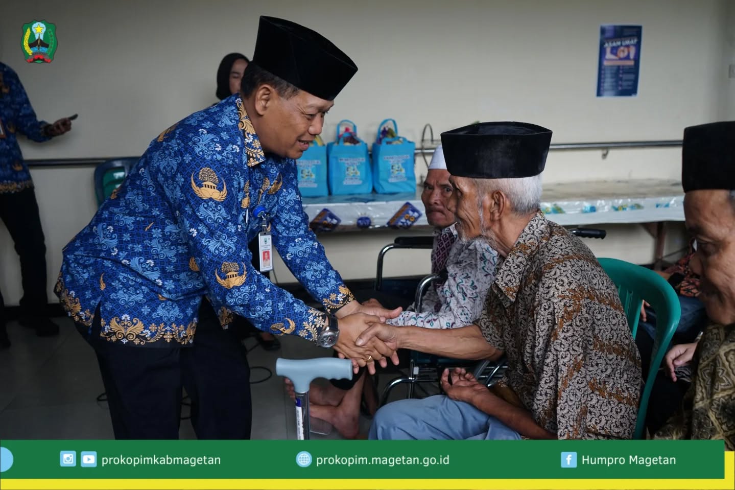 PERINGATI HUT KE-54. KORPRI MAGETAN ZIARAH MAKAM DAN GELAR BAKSOS DI PANTI LANSIA