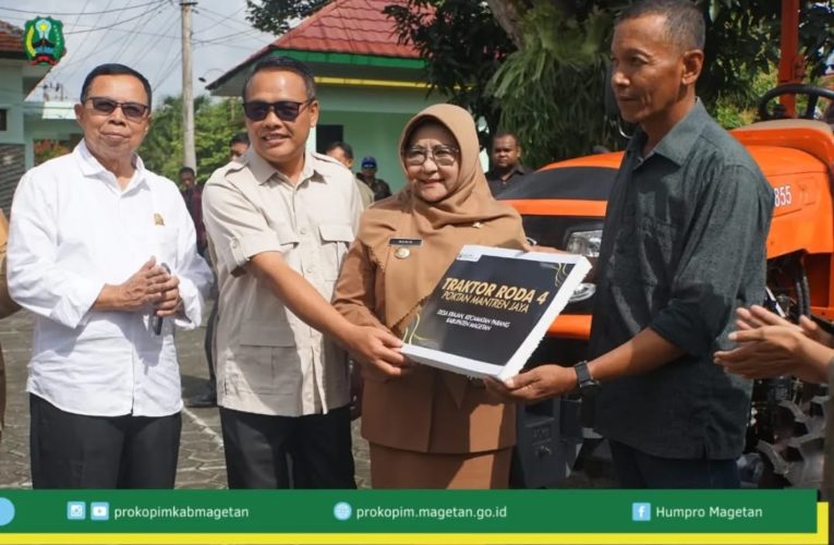 Dukung Modernisasi Pertanian, Bupati Magetan Serahkan Alsintan kepada Kelompok Tani