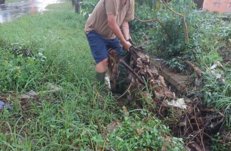 Kang Suyat Turun ke Selokan, Angkat Sampah Penyumbat Banjir di Ngariboyo