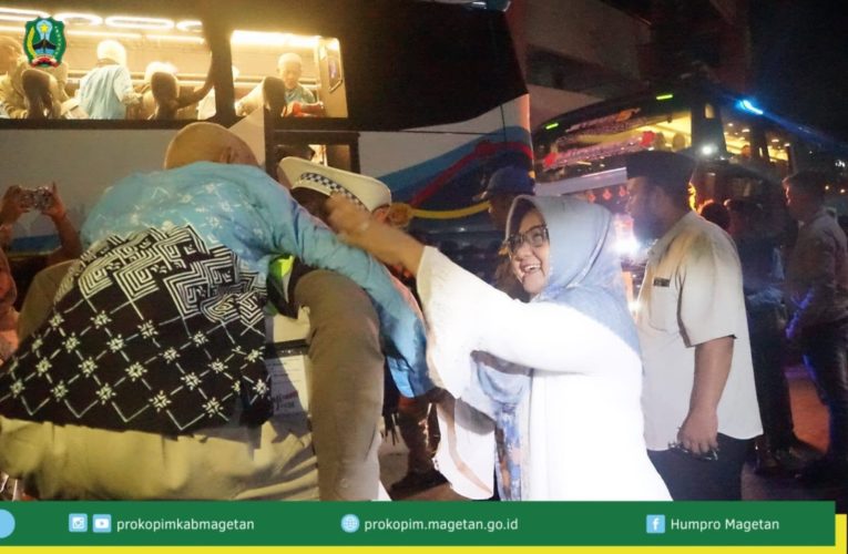 160 Jemaah Haji Kloter 20 Tiba di Magetan, Disambut Hangat Bupati Nanik Sumantri