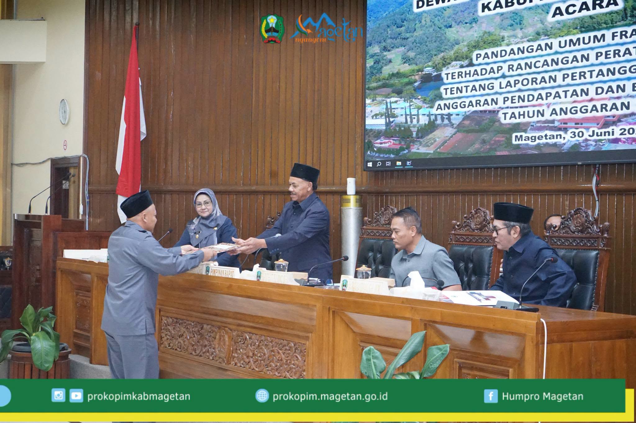 Rapat Paripurna DPRD Agenda Pandangan Umum 8 Fraksi DPRD terhadap Raperda LPJ ABPD Kab. Magetan T.A 2025.